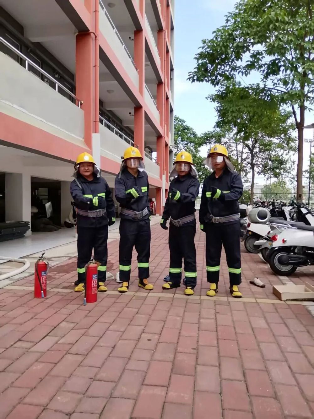 图2 学校安保处4名参赛队员