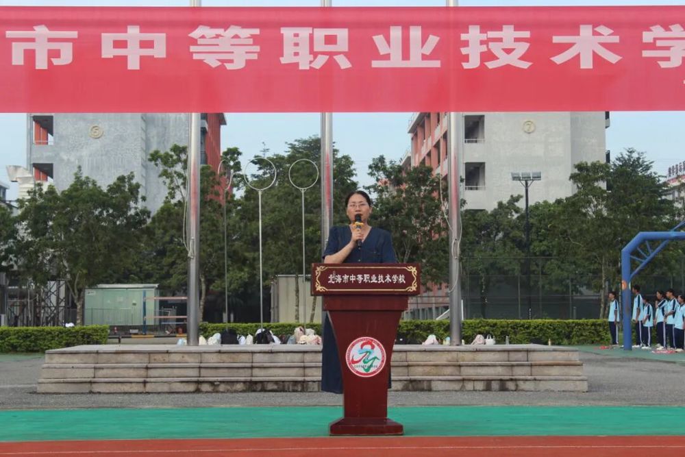 图3 &nbsp;学校党委书记唐彤雯作讲座总结