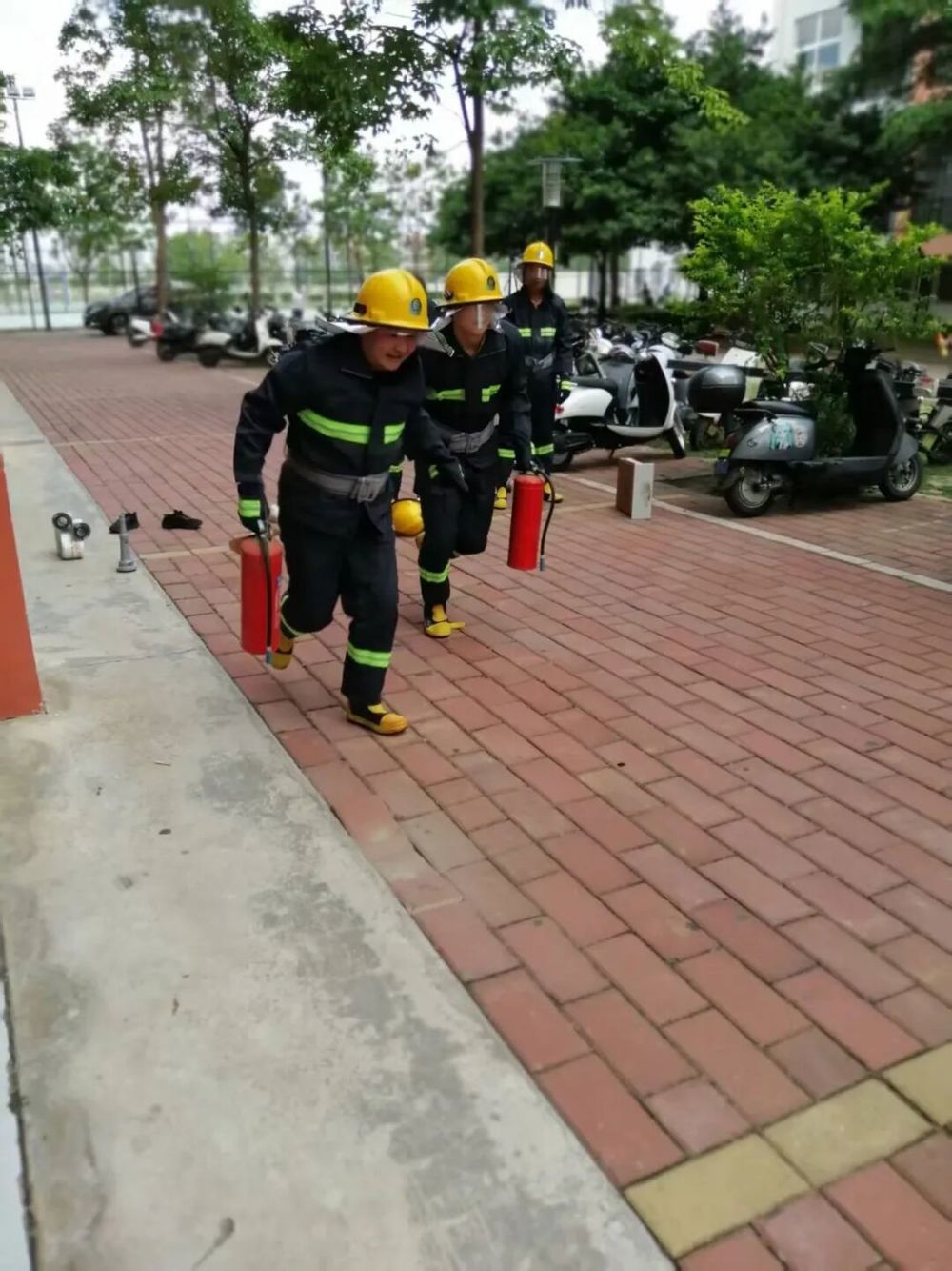 图3 参赛队员进行灭火训练