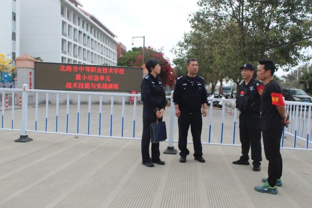 图1南珠派出所警官进行现场指导