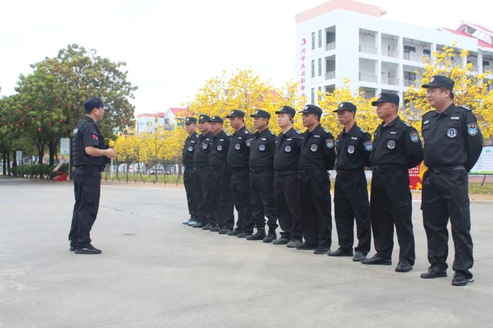 图2 学校保安大队长给全体安保人员讲解培训