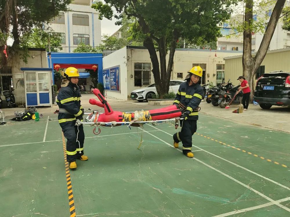 图4 参赛队员进行抢救伤员训练