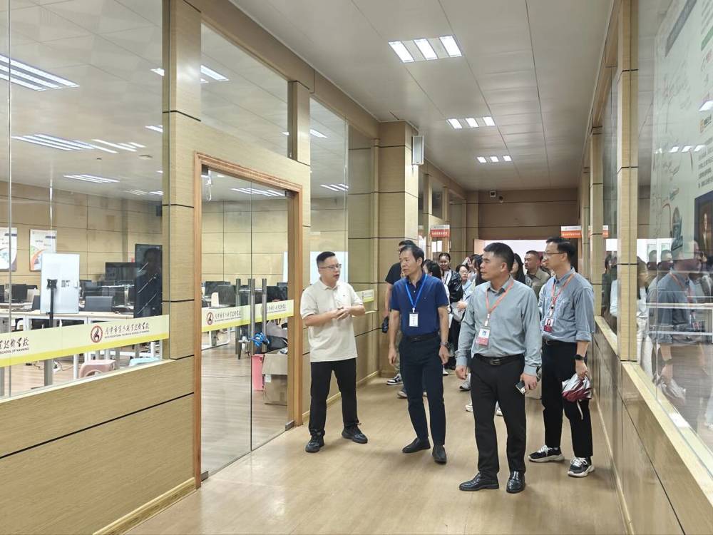 图3 实地参观南宁市第六职业技术学校实地教学实训场所