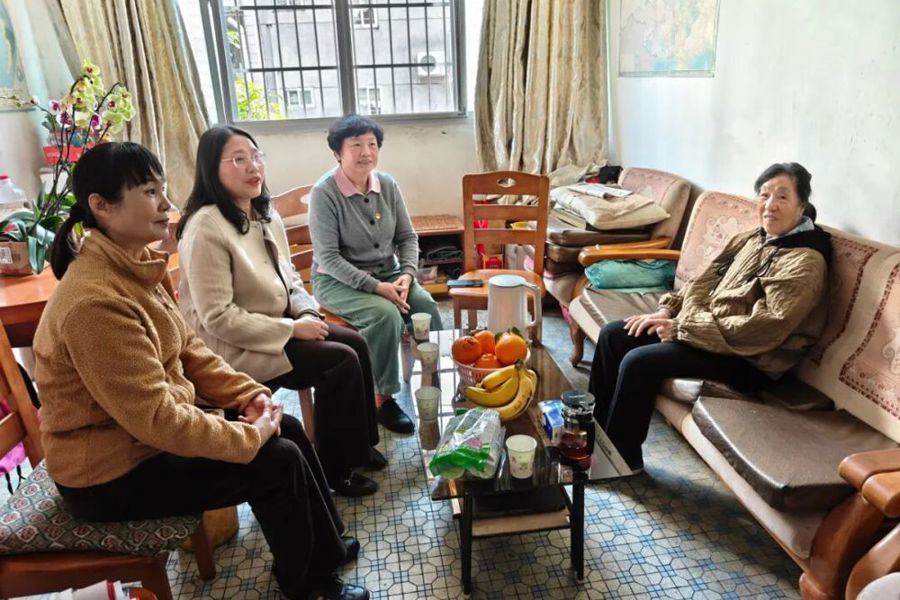 情暖新春送关怀 不忘初心显真情——北海市中等职业技术学校党委开展春节前慰问老党员、困难党员暨送学上门活动