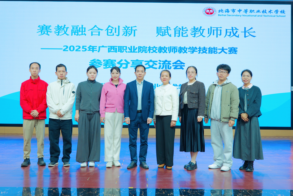 图5 学校领导与分享者合影留念