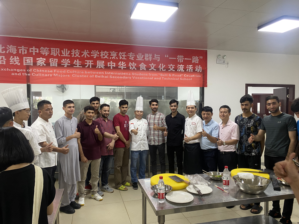9.东南亚国家留学生来校学习中华饮食文 化流动